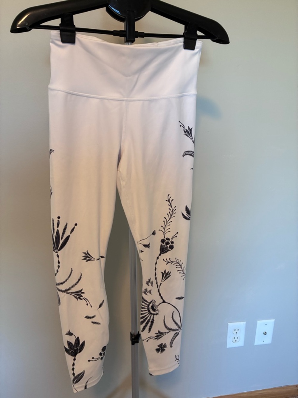 Athleta Elation 7/8 White Leggings with Black Floral Print